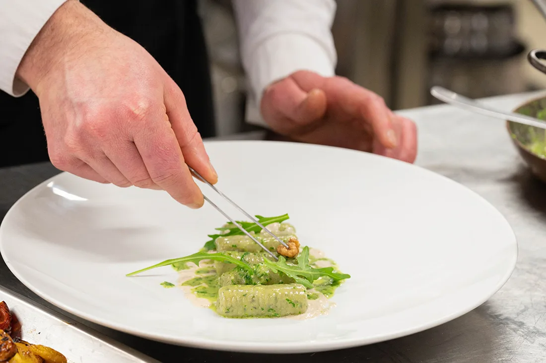 Gnocchi di patate con pesto di rucola e salsa alle noci