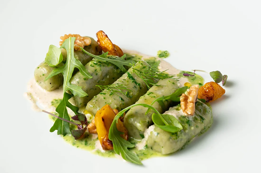 Gnocchi di patate con pesto di rucola e salsa alle noci