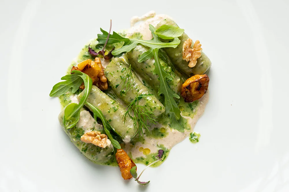 Gnocchi di patate con pesto di rucola e salsa alle noci