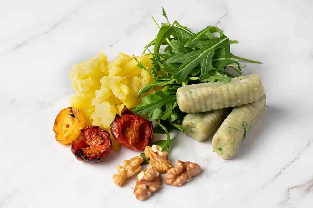 Gnocchi di patate con pesto di rucola e salsa alle noci