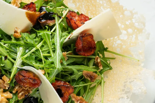 Cestino di parmigiano con insalatona di rucola, noci, pomodorini, scaglie di pecorino ed aceto balsamico