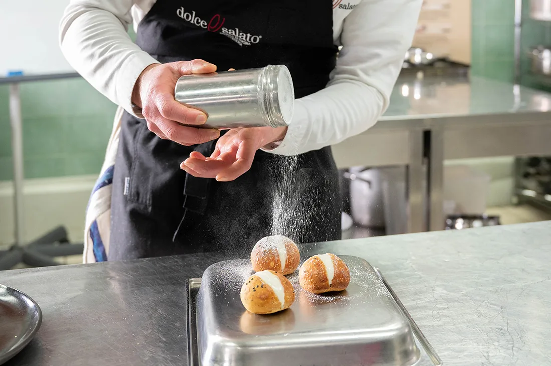 Maritozzo con uvetta sultanina, rucola e crema di rotta