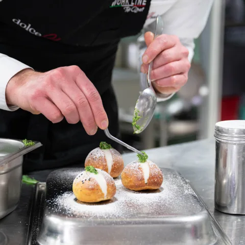 Maritozzo con uvetta sultanina, rucola e crema di ricotta