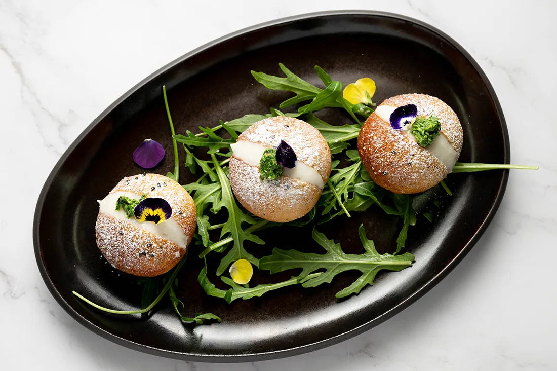 Maritozzo con uvetta sultanina, rucola e crema di rotta