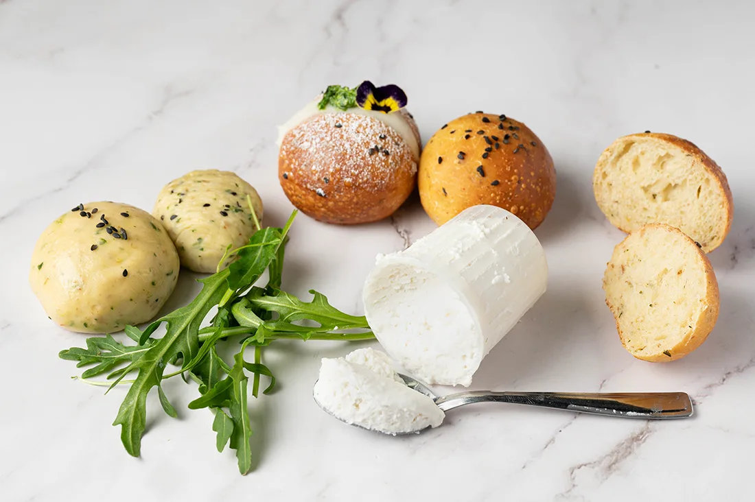 Maritozzo con uvetta sultanina, rucola e crema di rotta