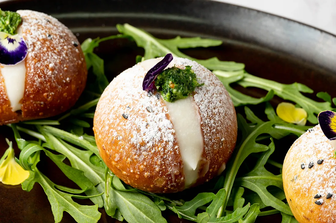 Maritozzo con uvetta sultanina, rucola e crema di rotta