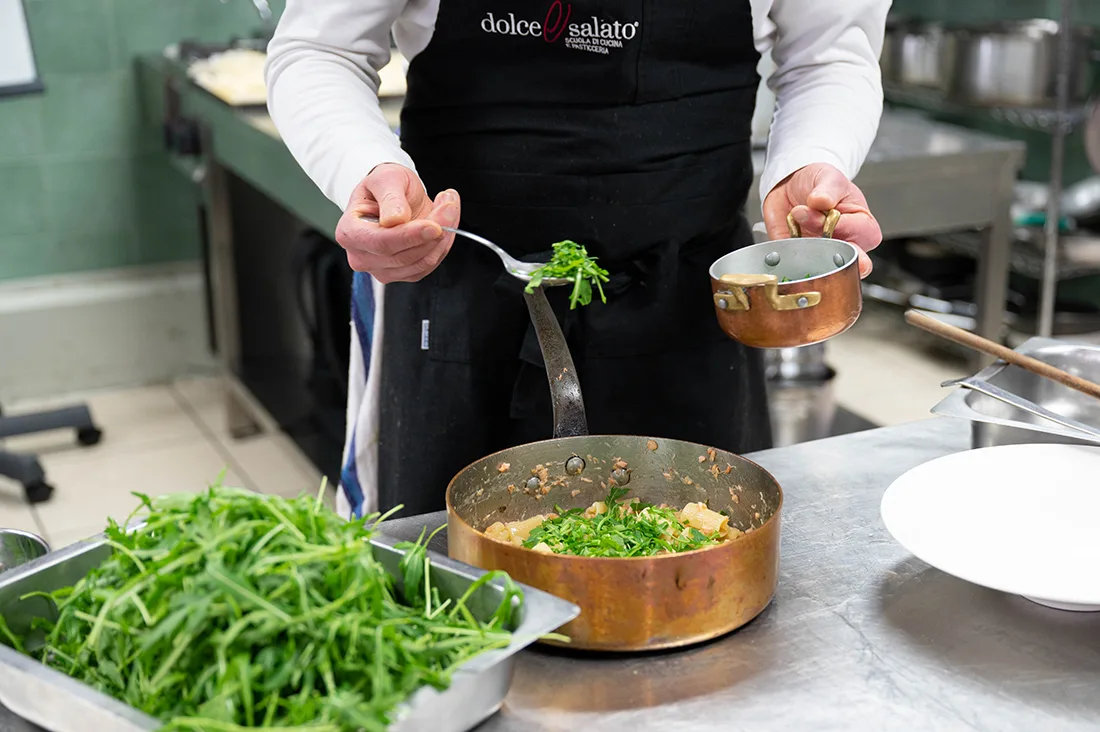 Rigacuore con salmone fresco, rucola e scorzetta di limone