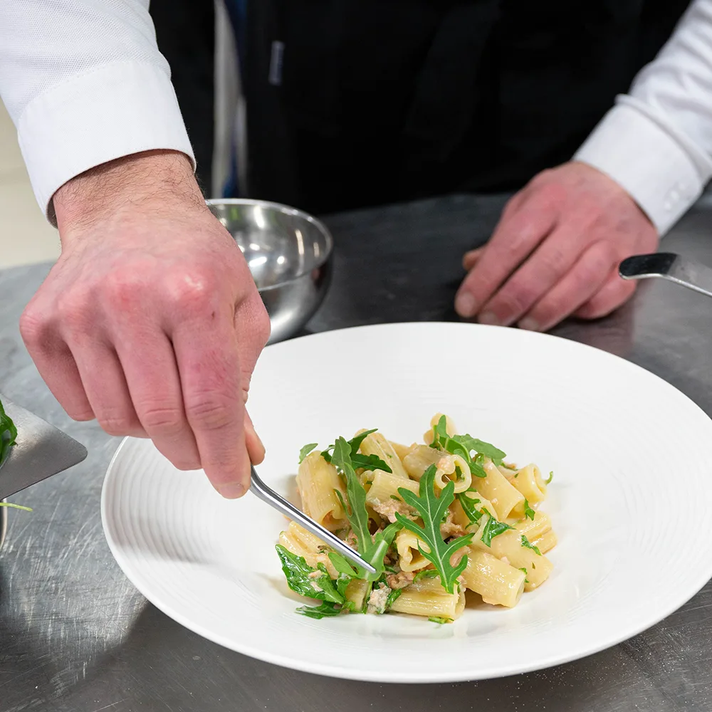 Rigacuore con salmone fresco, rucola e scorzetta di limone