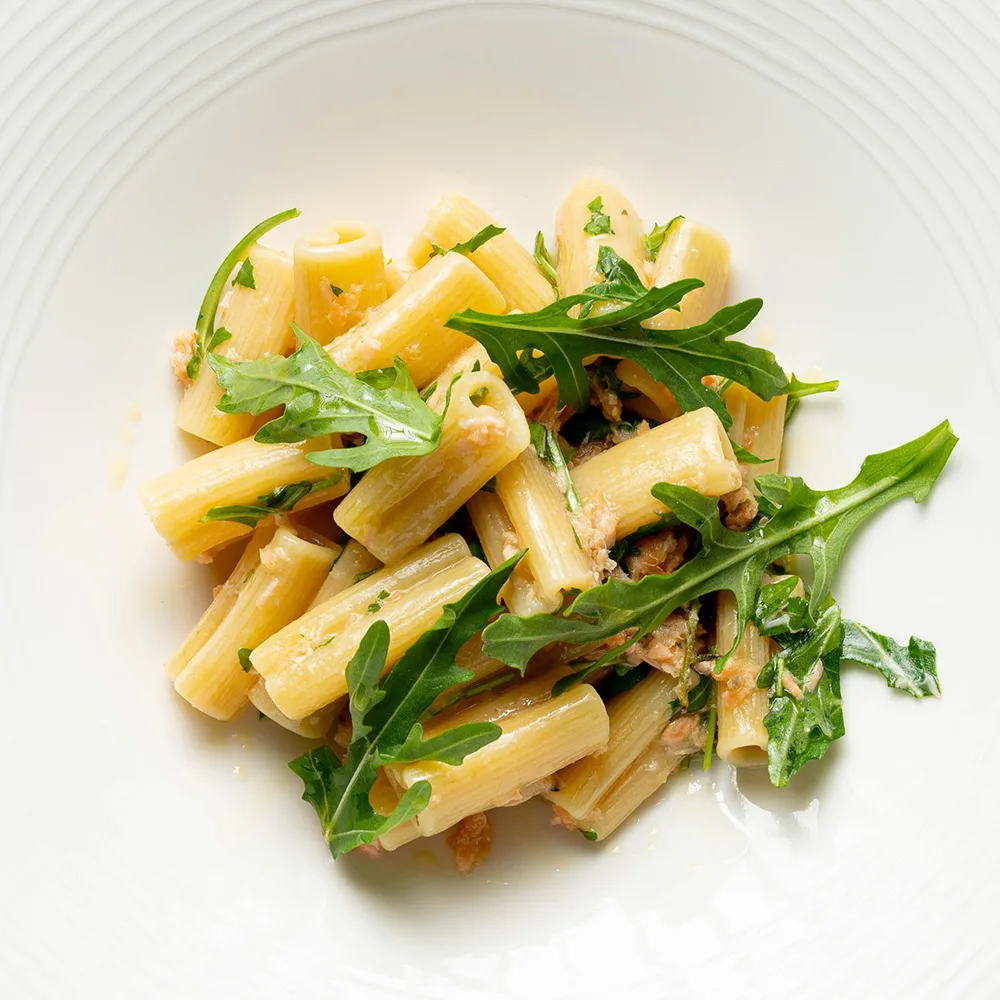 Rigacuore con salmone fresco, rucola e scorzetta di limone