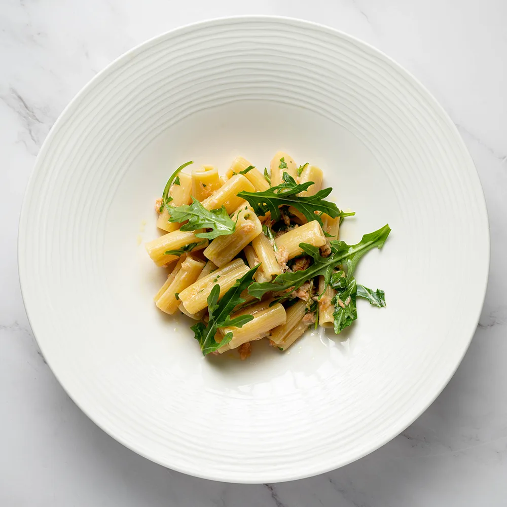 Rigacuore con salmone fresco, rucola e scorzetta di limone