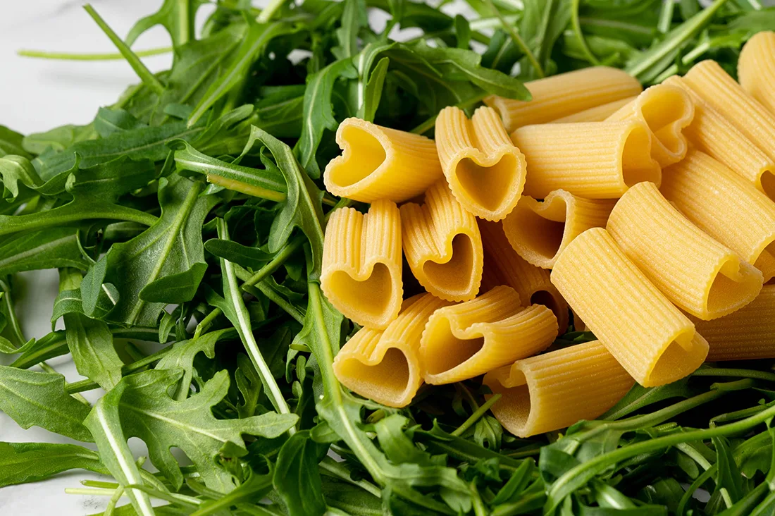 Rigacuore con salmone fresco, rucola e scorzetta di limone