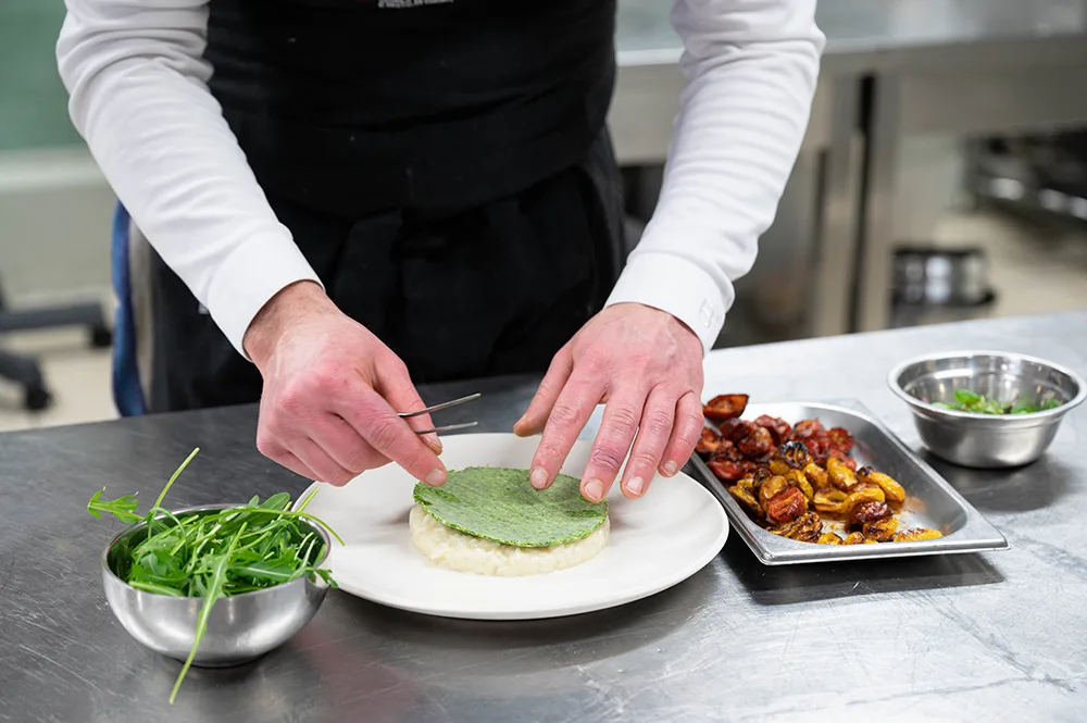 Risotto al Parmigiano Reggiano, pesto di rucola e pomodorini infornati