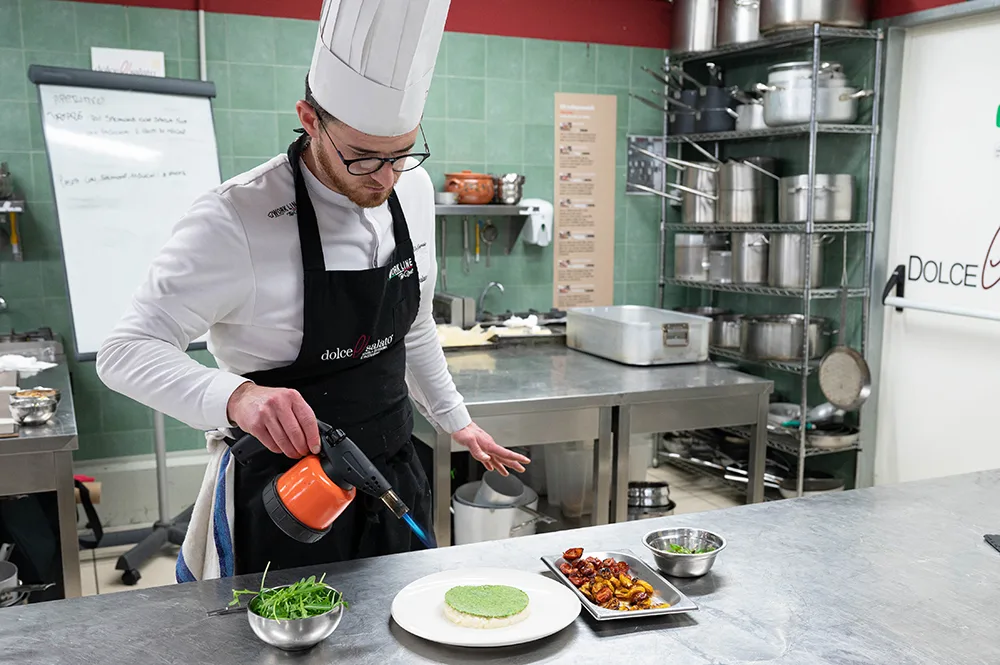 Risotto al Parmigiano Reggiano, pesto di rucola e pomodorini infornati