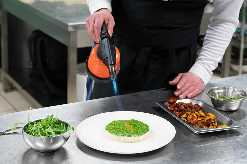 Risotto al Parmigiano Reggiano, pesto di rucola e pomodorini infornati