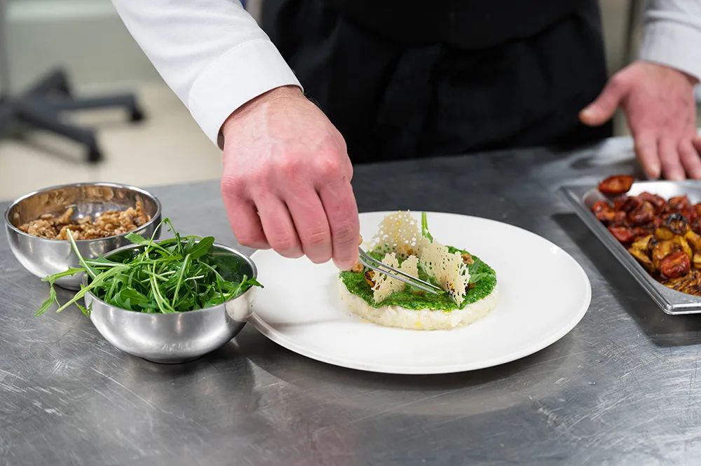 Risotto al Parmigiano Reggiano, pesto di rucola e pomodorini infornati