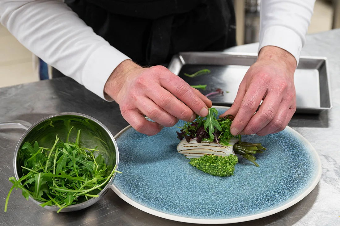 Seppia affumicata, fagiolini e pesto di rucola