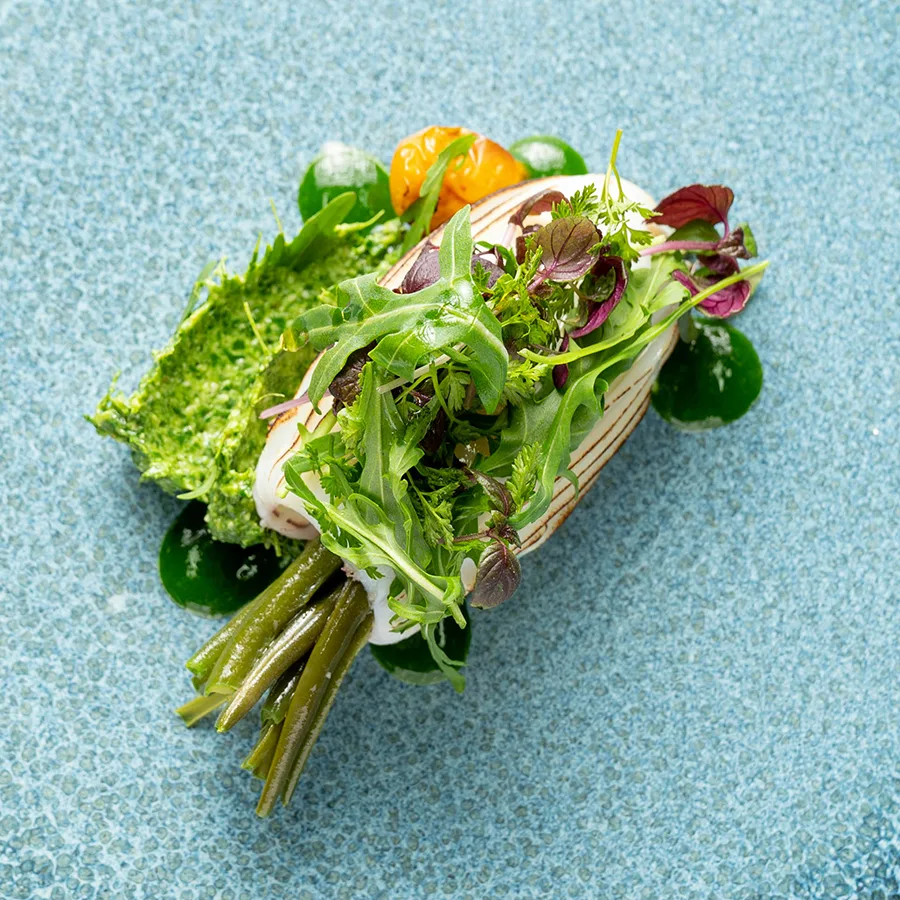 Seppia affumicata, fagiolini e pesto di rucola