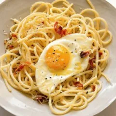 Spaghettoni con l’uovo fritto