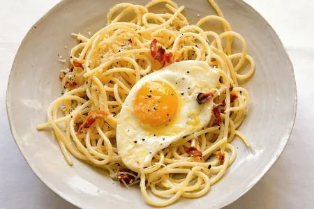 Spaghettoni con l’uovo fritto