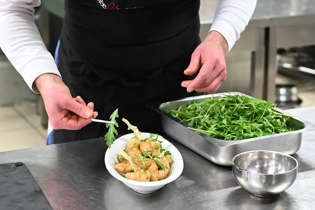 Zeppoline di pasta cresciuta con rucola e riduzione agrodolce