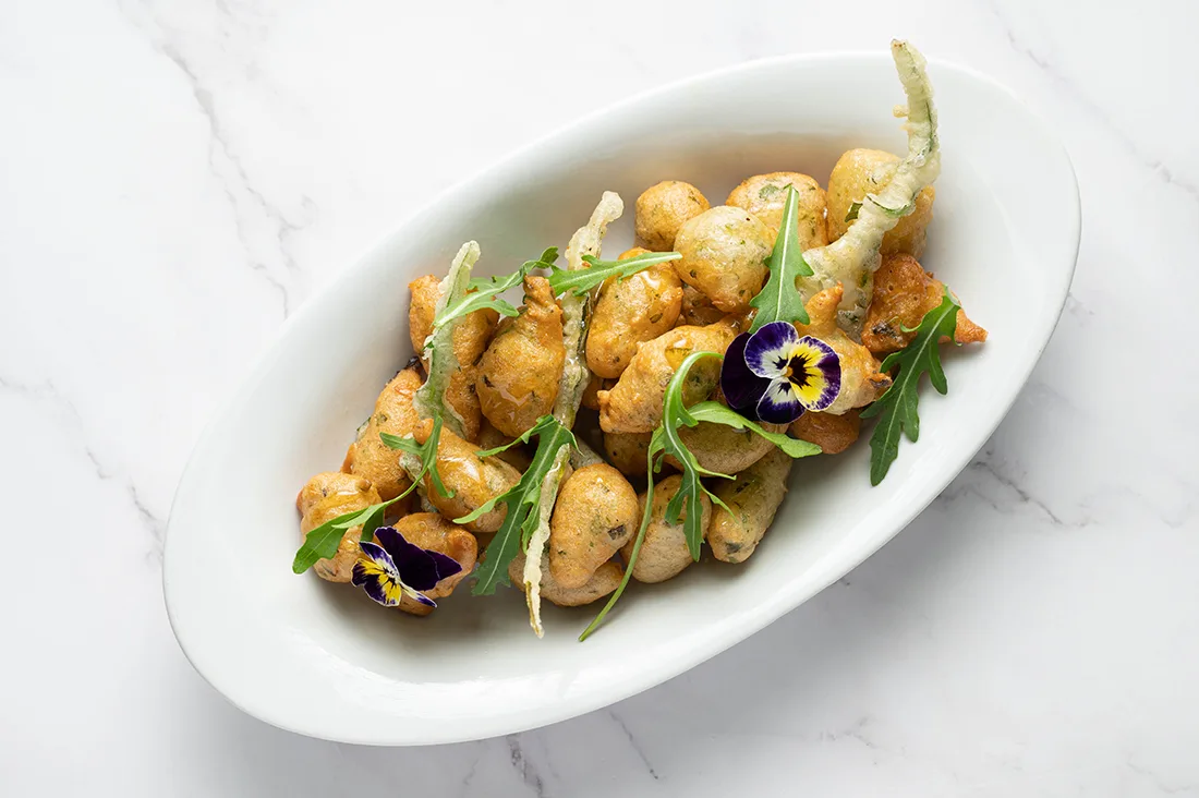 Zeppoline di pasta cresciuta con rucola e riduzione agrodolce