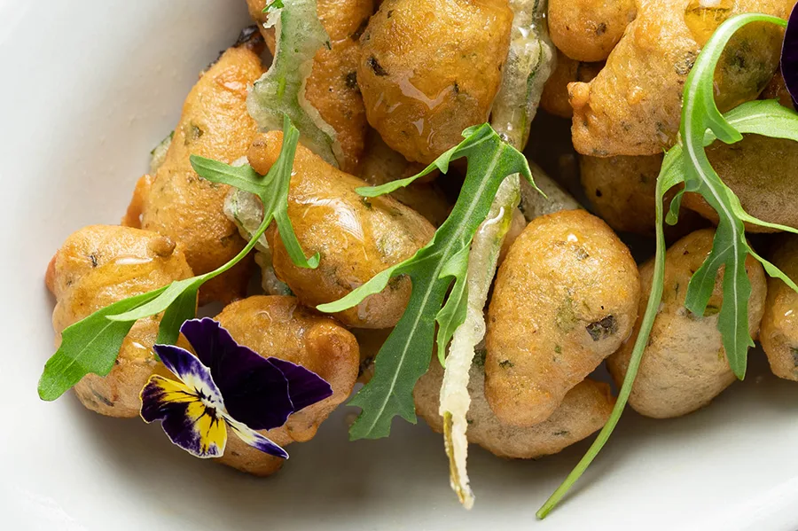 Zeppoline di pasta cresciuta con rucola e riduzione agrodolce
