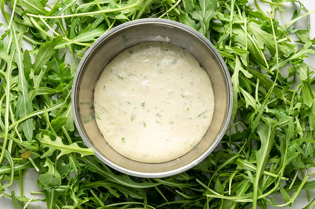 Zeppoline di pasta cresciuta con rucola e riduzione agrodolce