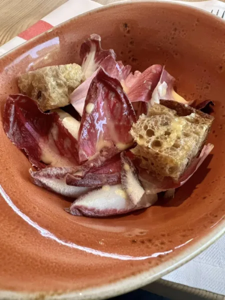 I Tigli - Il benvenuto di Simone Padoan - radicchio trevigiano, pane tostato e formaggio