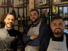 TerraFerma Salerno, lo chef Alessandro Avossa con i ragazzi di sala
