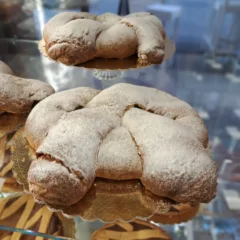 Pasticceria Svizzera - Lievitato a due impasti sfogliato e farcito con crema frangipane agli agrumi dei colli salernitani 