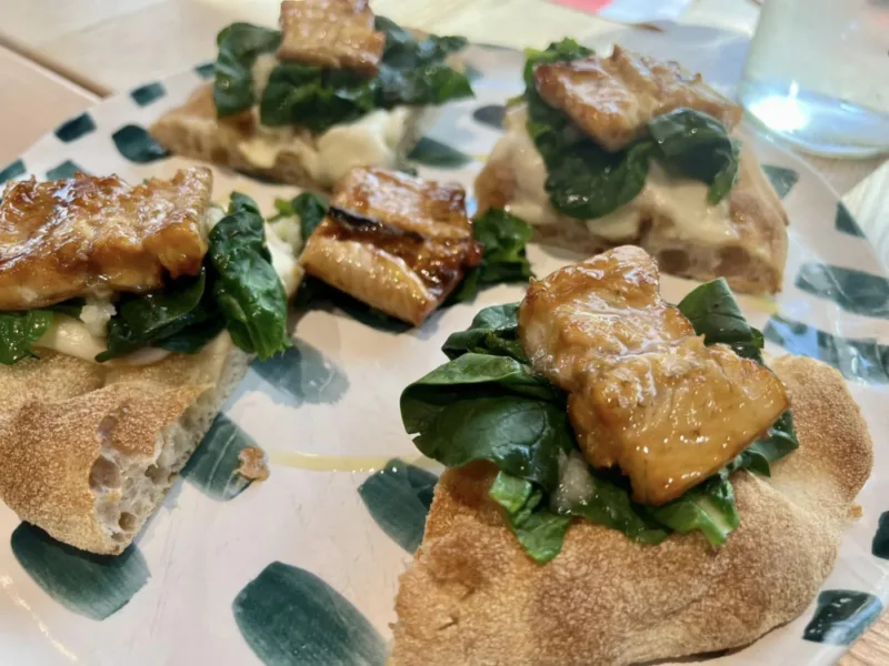 I Tigli - Impasto semi integtrale. Anguilla laccata alla soia, spinaci e limone fermentato