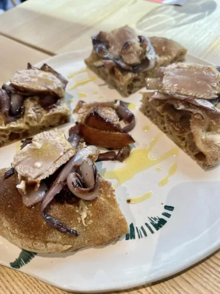 I Tigli - Impasto ai cereali. Ventresca di tonno, parmigiano, radicchio tardivo alla griglia