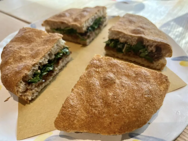 I Tigli - Pane al pepe - ricordo di Pearà - con strutto di Gravner e brodo. Pulled Pork, panna acida e raperonzolo