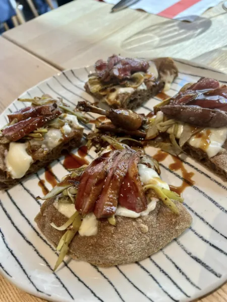 I Tigli - Impasto all'orzo, fondo al Campari, carciofo marinato e spadellato