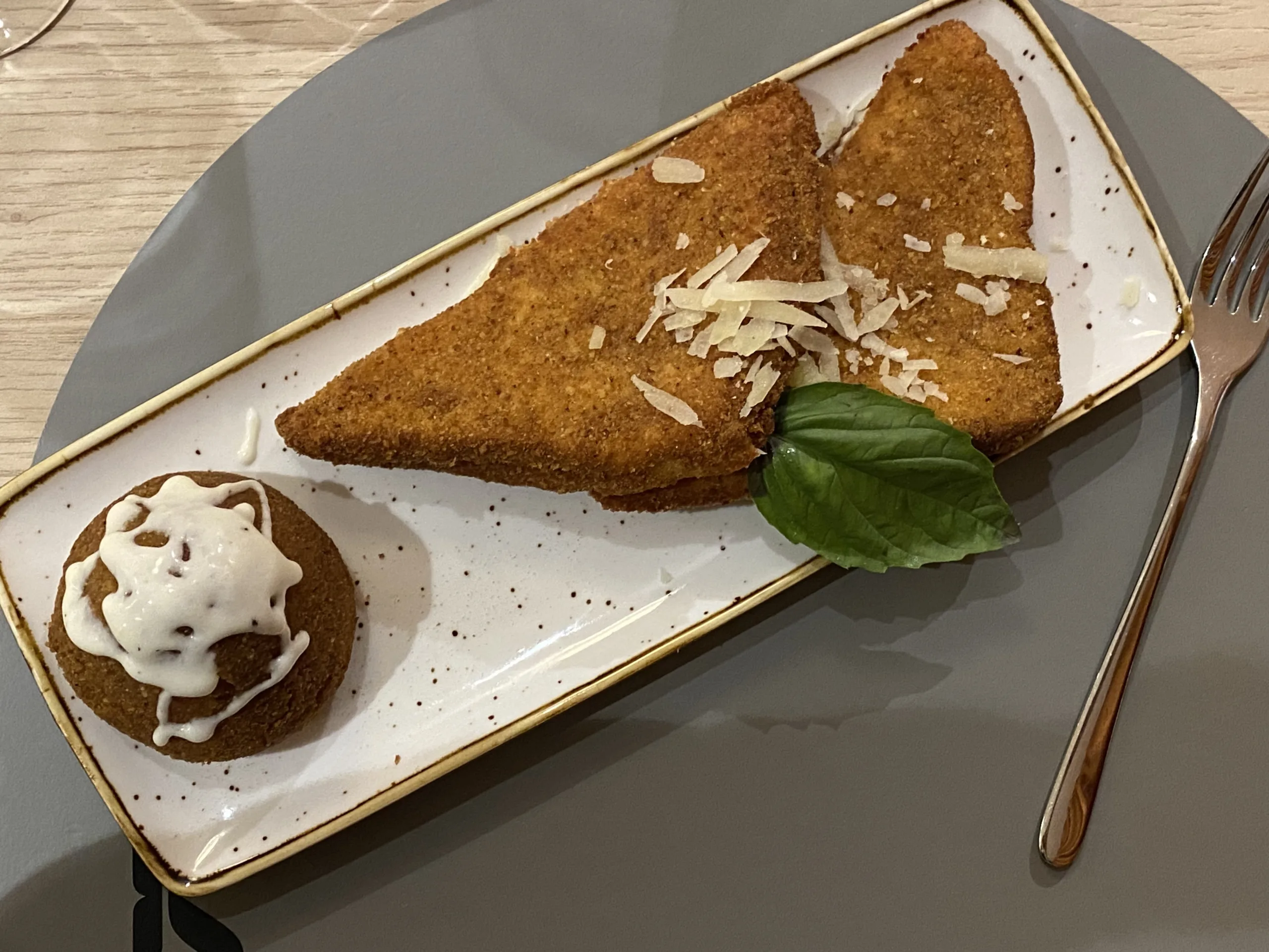 Arancino-zafferano-e-provolone-del-Monaco.-Mozzarella-in-carrozza-Krusca-Pizzeria