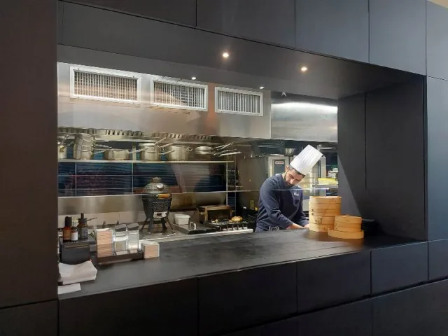 Bluu il mare dentro, Angelo Borghese al lavoro nella cucina a vista