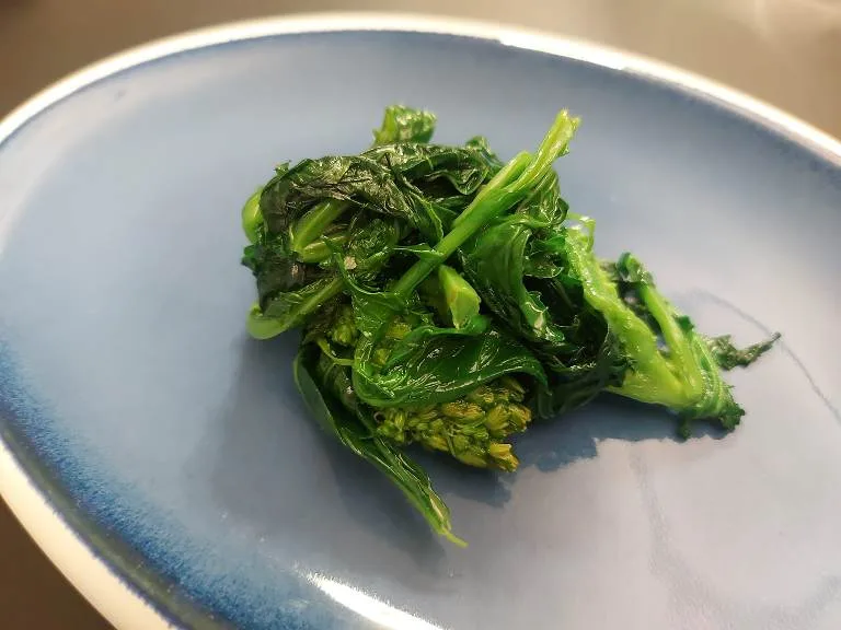 Bluu il mare dentro, i broccoli serviti con lo sgombro alla brace