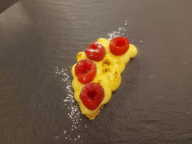 Bluu il mare dentro, crostatina con crema alla vaniglia e lamponi