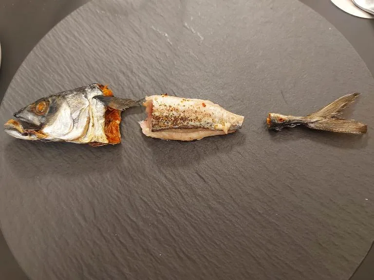 Bluu il mare dentro, sgombro alla brace