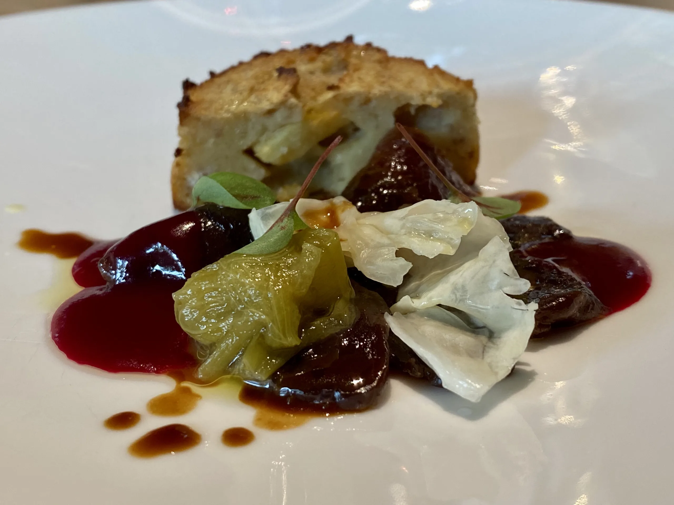 Cervo-marinato-torta-di-pane-al-ginepro-e-mela-rabarbaro-lattofermentato-Casa-Mazzucchelli