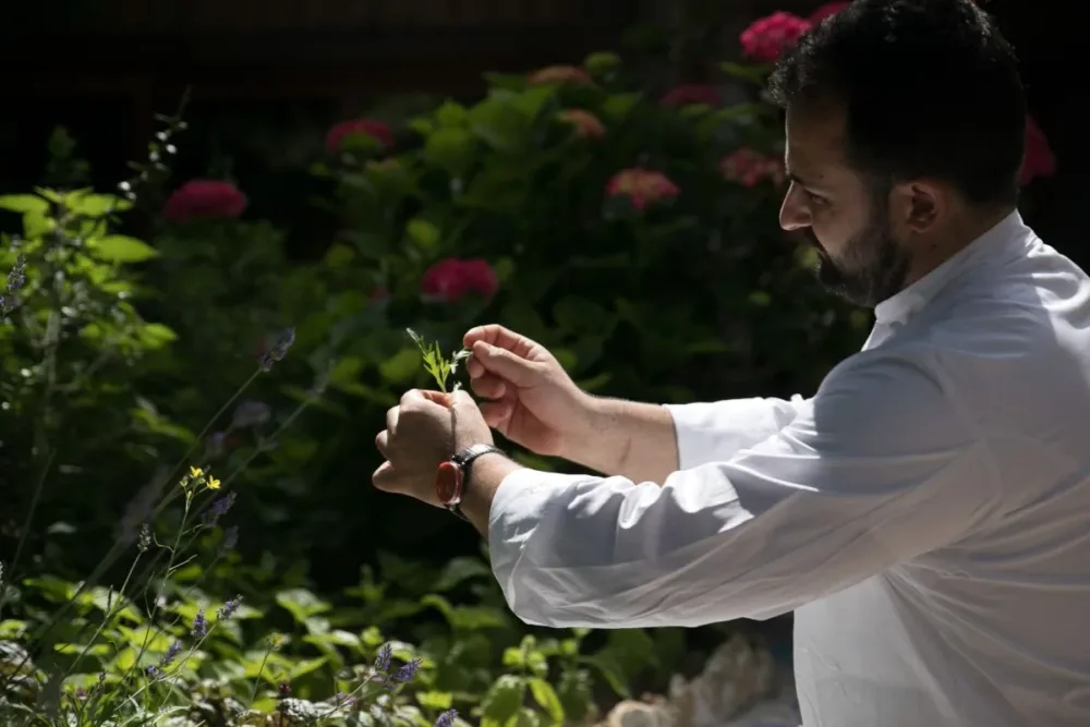 Chef Salvatore Aprea nell'orto del ristorante Da Tonino a Capri