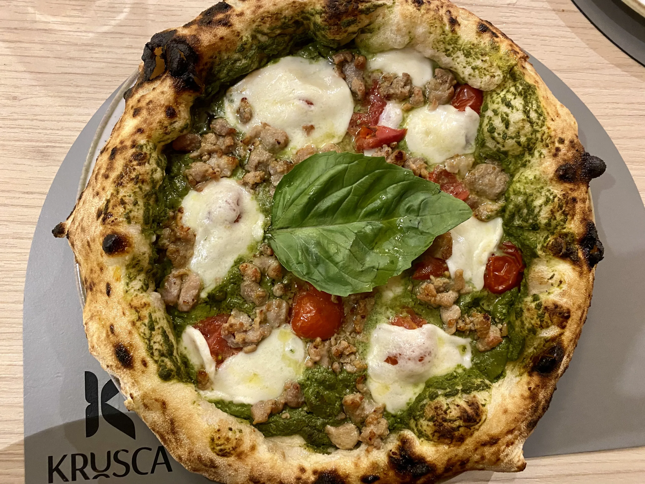 Margherita-Ottocentesca-Ombra-di-pomodoro-pomodorini-del-Piennolo-del-Vesuvio-rossi-fior-di-latte-provola-pecorino-romano-olio-evo-basilico-Krusca-Pizzeria