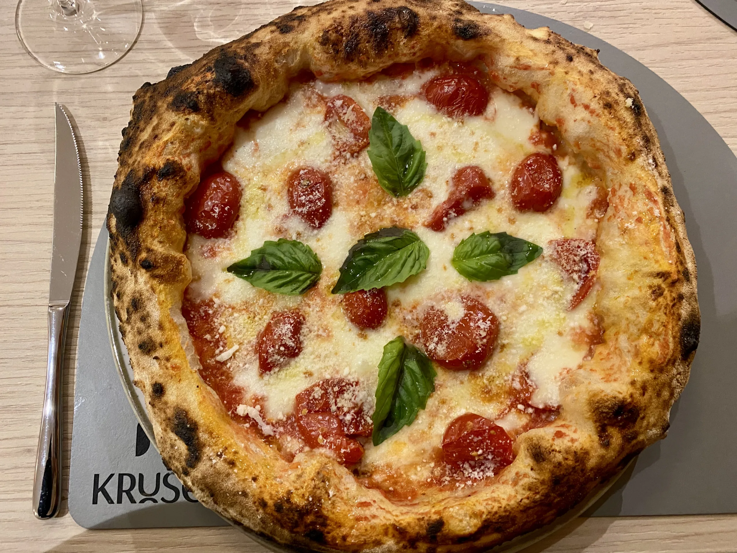 Margherita-Ottocentesca-Ombra-di-pomodoro-pomodorini-del-Piennolo-del-Vesuvio-rossi-fior-di-latte-provola-pecorino-romano-olio-evo-basilico-Krusca-Pizzeria