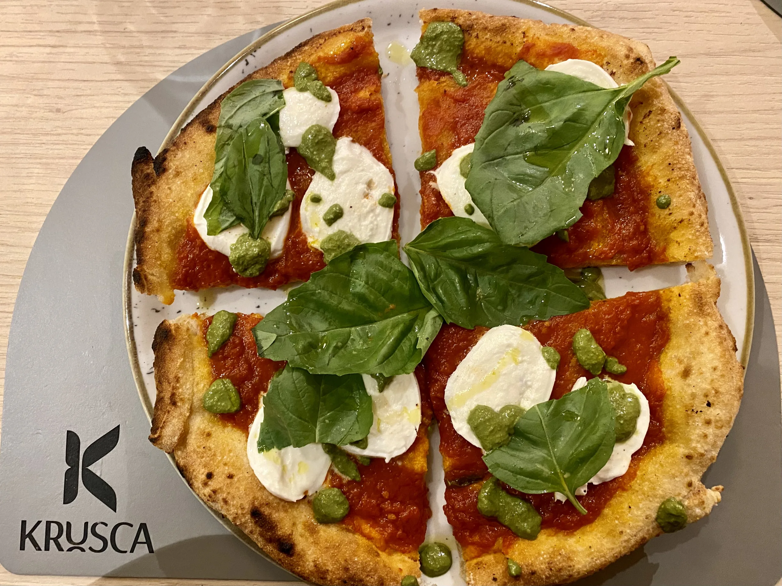 Montanara-Aversana-Fritta-e-ripassat-a-al-forno-ragu-mozzarella-di-bufala-alluscita-gocce-di-pesto-di-bas-ilico-basilico-Krusca-Pizzeria