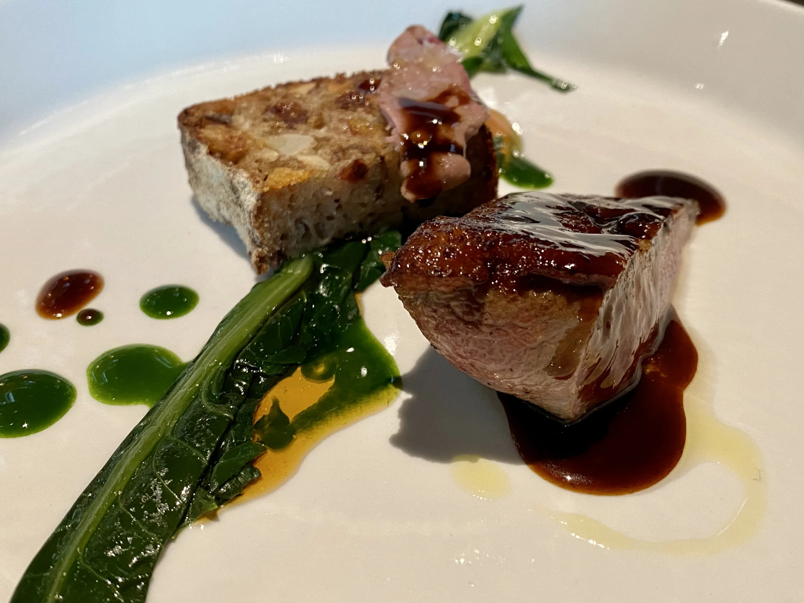 Petto-danatra-fondo-bruno-vegetale-panfrutto-e-cicoria-laccata-al-miele-Casa-Mazzucchelli