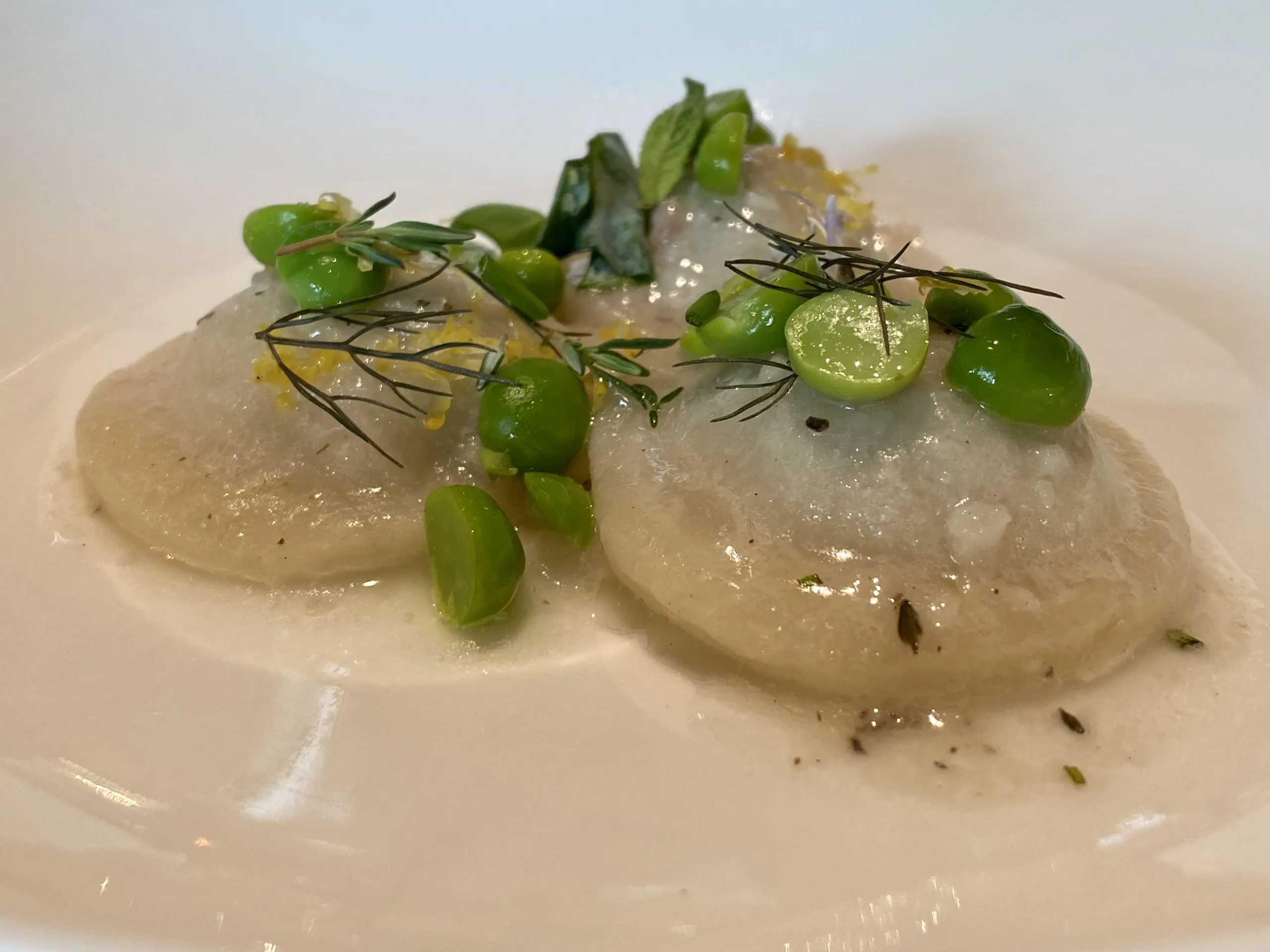 Ravioli-in-sfoglia-di-pasta-madre-Piselli-lardo-ed-erbe-aromatiche-Casa-Mazzucchelli-