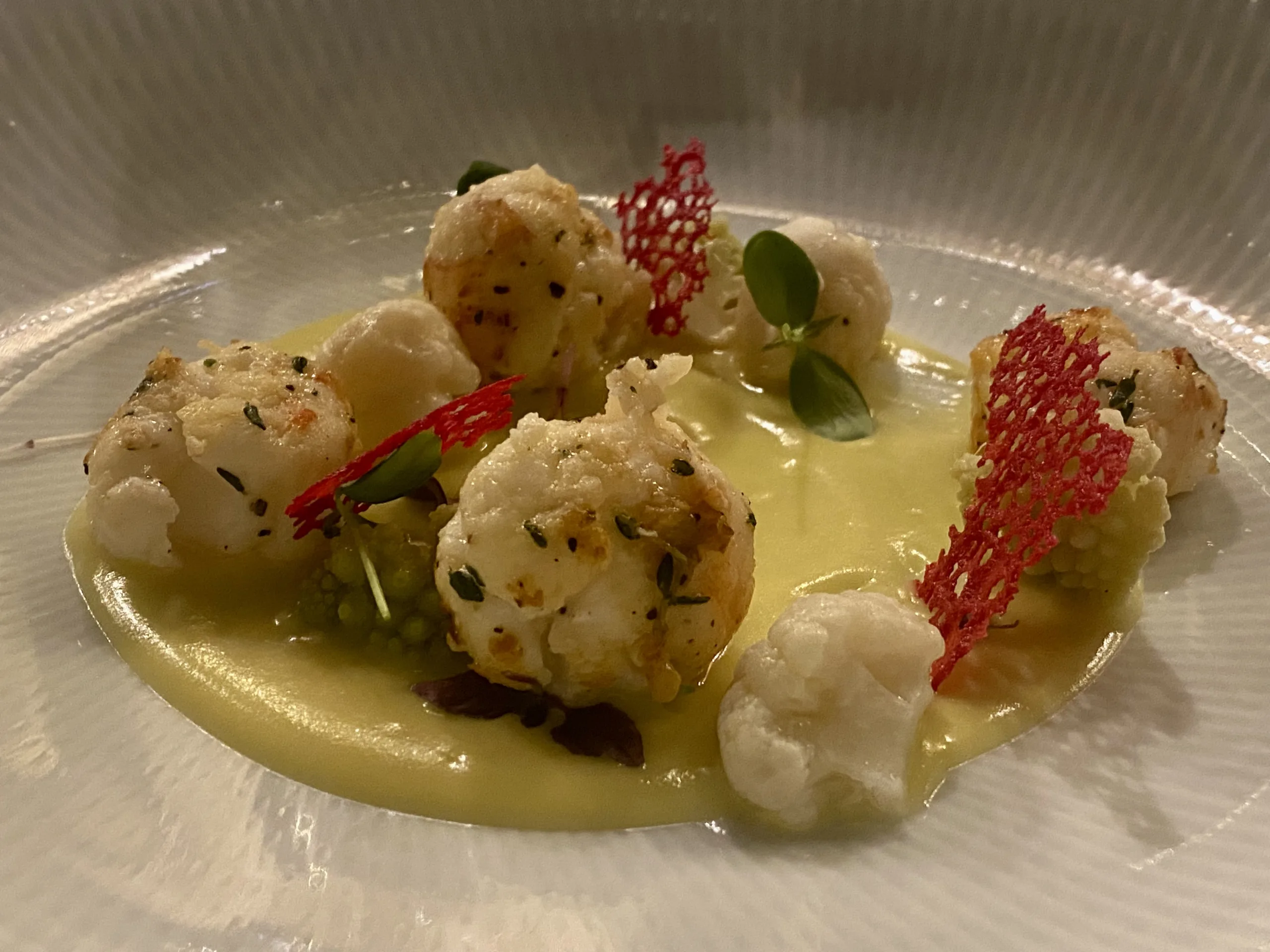 Scampi-scottati-al-timo-con-varieta-di-cavoli-affumicati-allarancia-dello-chef-Umberto-Zimbaldi