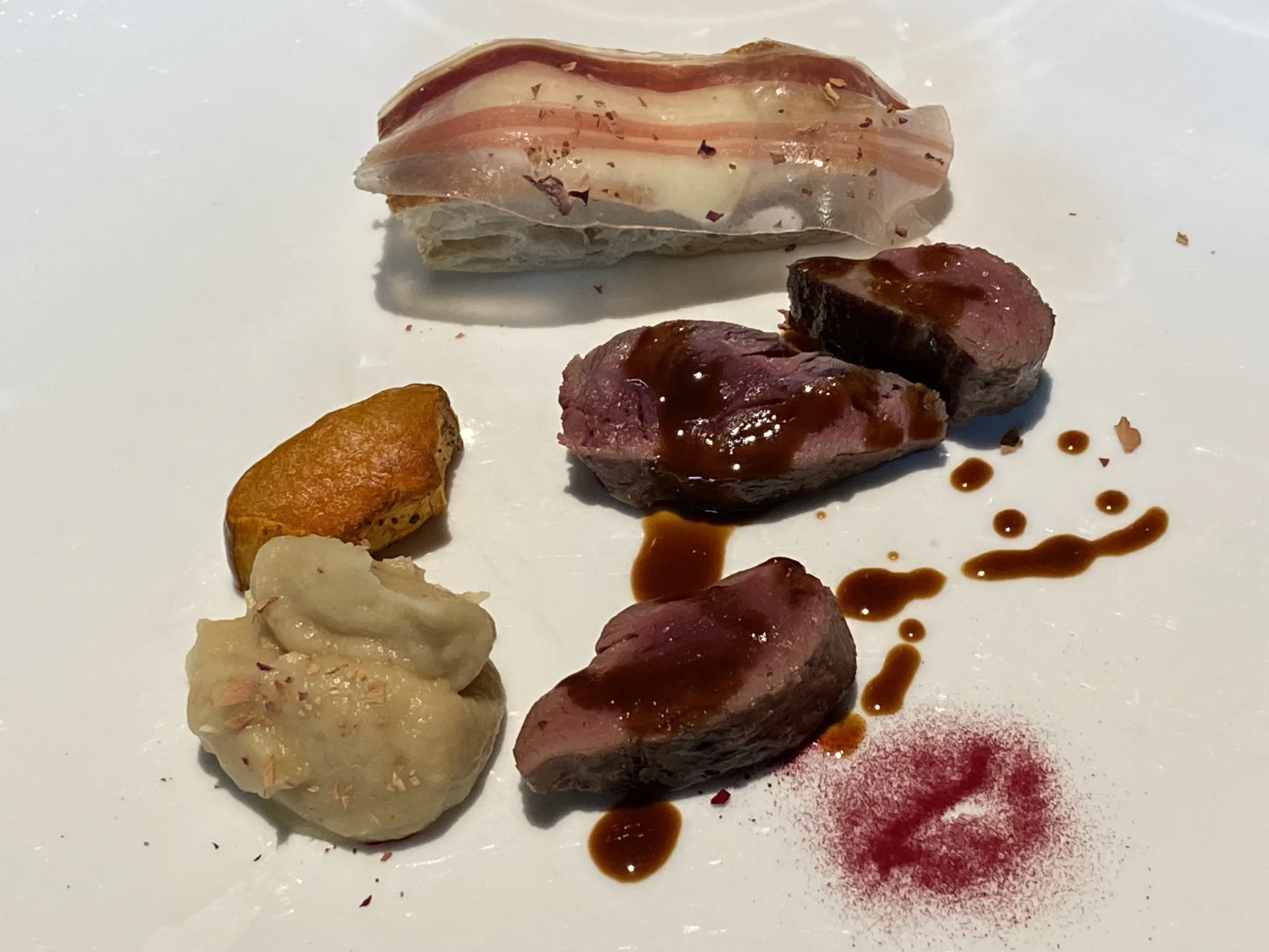 Tagliata-di-daino-focaccia-alla-romana-con-provola-affumicata-e-pancetta-fume-Casa-Mazzucchelli