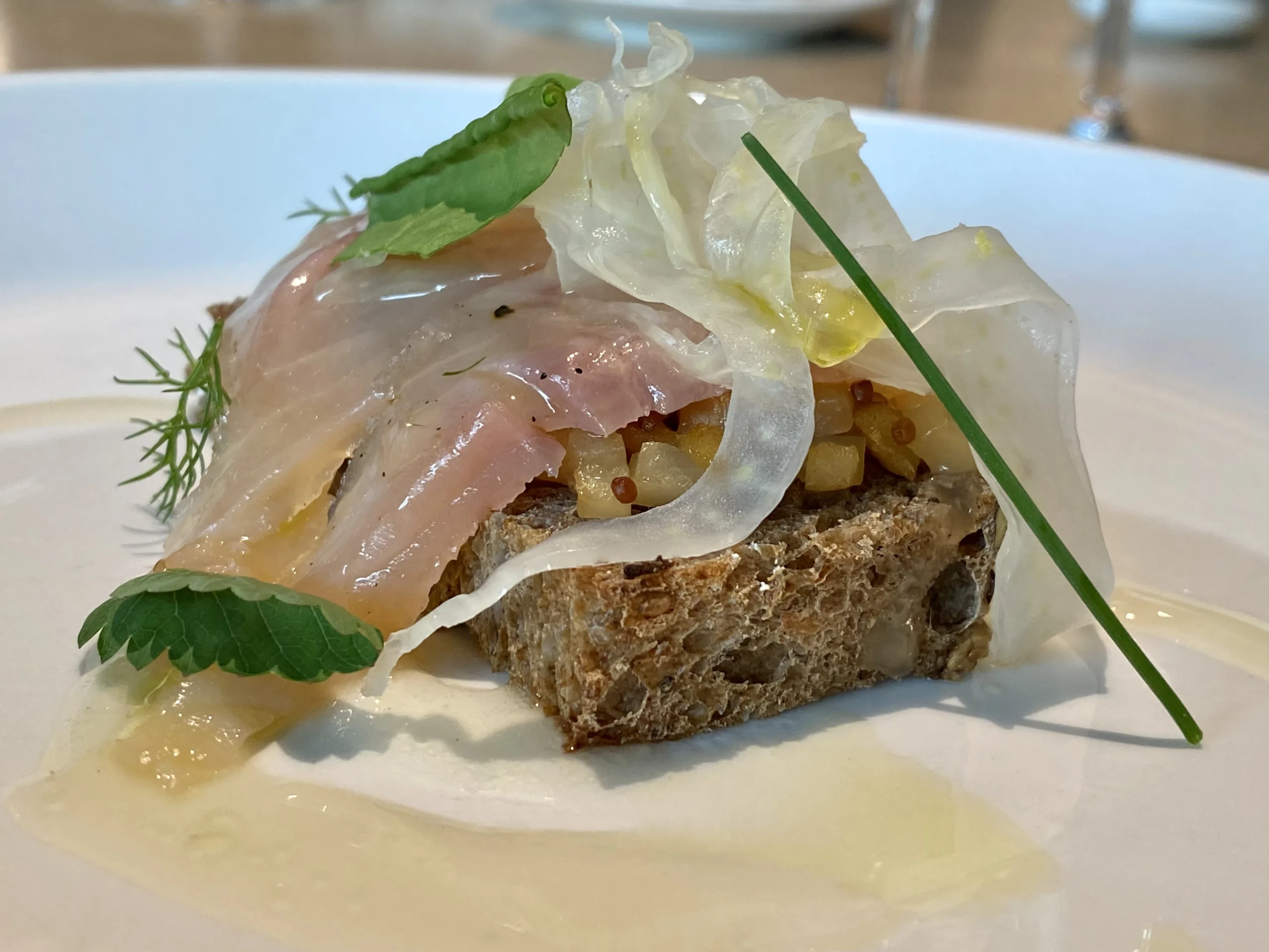 Trota-bianca-affumicata-pane-ai-cereali-salsa-alla-camomilla-chutney-di-mela-e-finocchio-Casa-Mazzucchelli