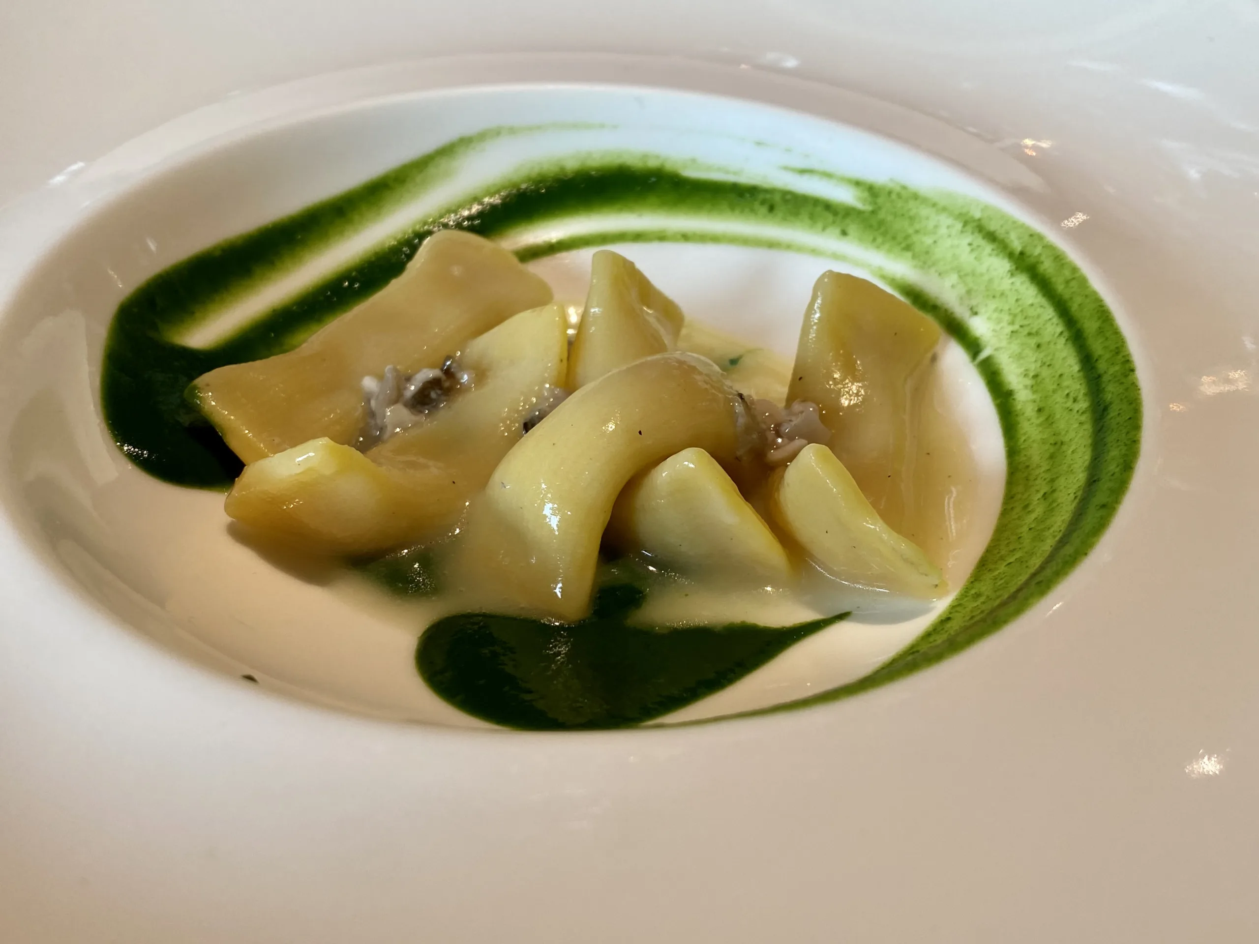 maccheroni-al-torchio-ripieni-di-anguilla-affumicata-ostriche-crude-e-spinaci-Casa-Mazzucchelli